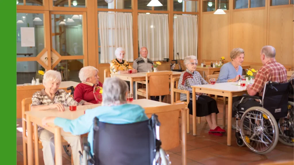 Ältere Bewohnende im Aufenthaltsraum eines Pflegeheims